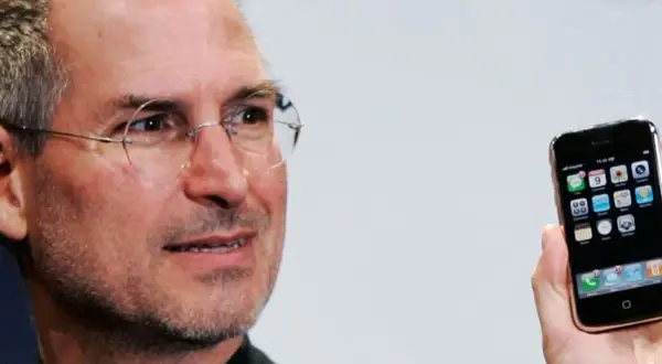 Steve Jobs prezentuje pierwszy iPhone, rewolucyjny smartfon, który zmienił świat.