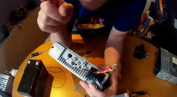 Jak podłączyć radio 12V do instalacji 24V bez ryzyka uszkodzenia