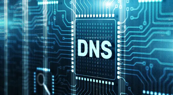 Sieć jest offline, ponieważ serwer DNS nie odpowiada. Widok na płytkę drukowaną z napisem DNS.