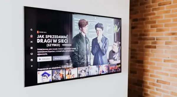 Telewizor wyświetla serial "Jak sprzedawać dragi w sieci". Zgubiony pilot? Nie martw się, jak włączyć telewizor bez pilota, gdy masz Netflixa.