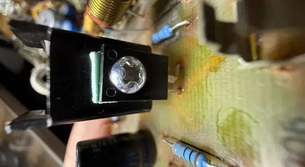 Element bd139 zamontowany na radiatorze, przykręcony do płytki drukowanej. Widać rezystory i kondensator.