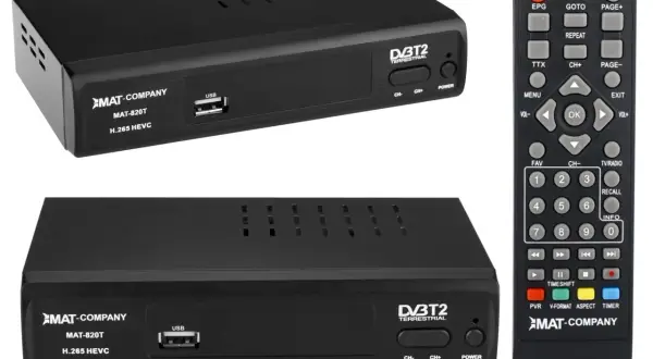 Dwa dekodery DVB-T2 MAT-820T z obsługą HEVC i pilot.
