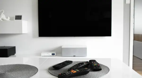 Pilotów na stole, gotowych do akcji. Zastanawiasz się, jak połączyć telefon z TV? To proste!