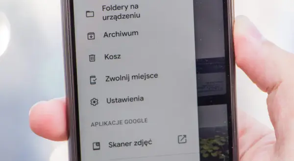 Menu telefonu pokazuje opcje: Foldery, Archiwum, Kosz, Zwolnij miejsce, Ustawienia. Gdzie jest kosz w telefonie? Tutaj!