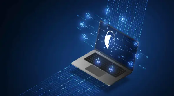 Ranking antywirusów: laptop z ikonami bezpieczeństwa i strumieniem danych.