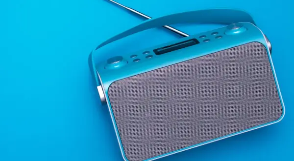 Turkusowe radio DAB, co to za nowoczesne urządzenie? Elegancki design, antena i głośnik.