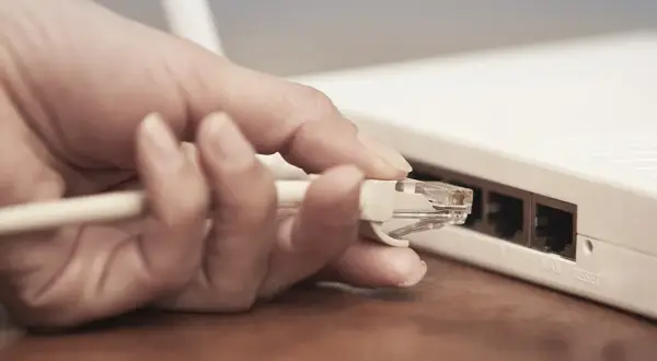 Jak podłączyć modem do komputera stacjonarnego - proste kroki i porady