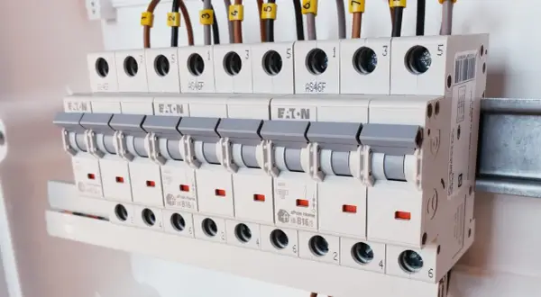 Instalacja elektryczna w domu: rząd bezpieczników Eaton i xPole Home. Wybór odpowiednich bezpieczników to klucz do bezpieczeństwa.