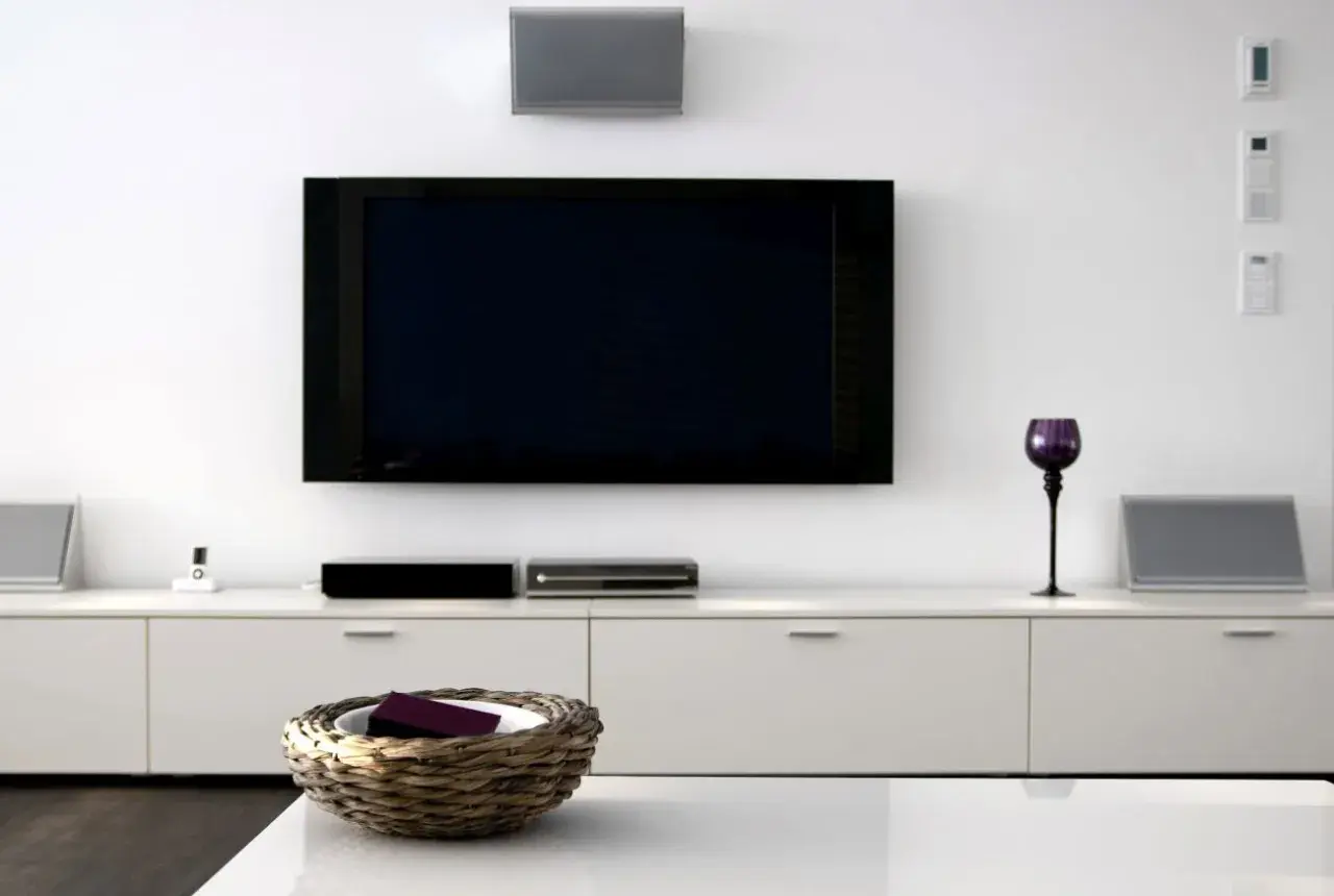 Nowoczesny salon z dużym telewizorem, idealny do tworzenia własnego rankingu telewizorów 75 cali.