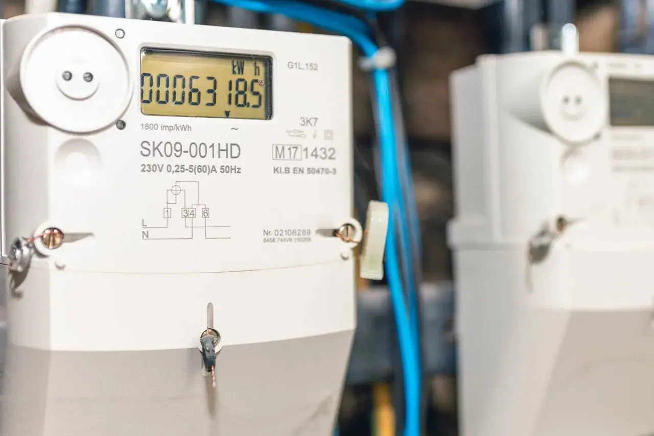 Cyfrowy licznik energii elektrycznej pokazuje zużycie 0006318.5 kWh. To prosty sposób, jak odczytać licznik prądu PGE.