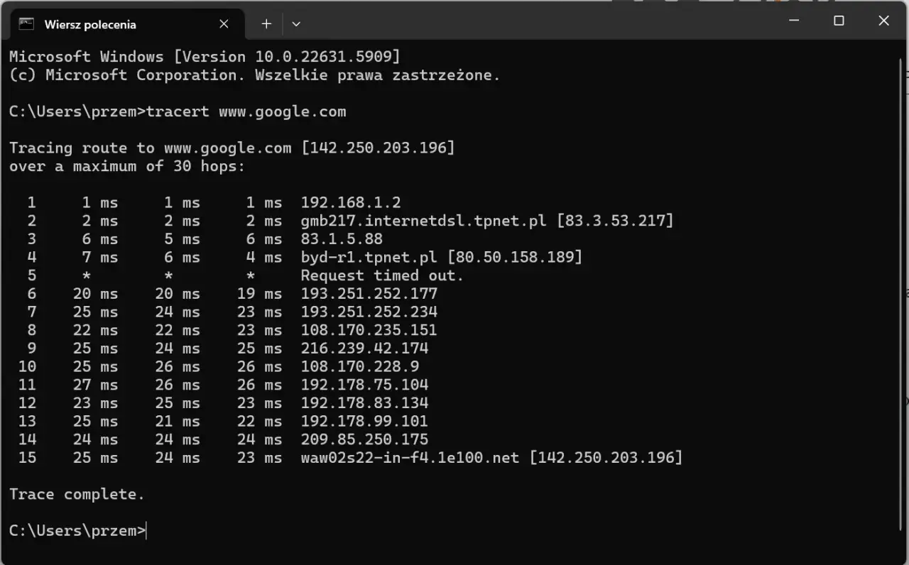 Wynik polecenia tracert do www.google.com, pokazujący trasę pakietów przez kolejne routery i czasy odpowiedzi.