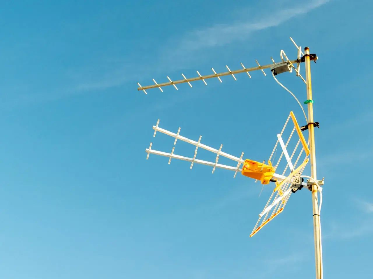 Jaka antena TV do ciężarówki? Sprawdź najlepsze opcje odbioru sygnału
