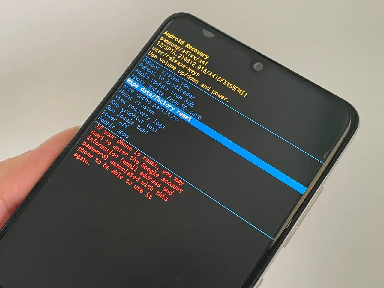 Ekran trybu odzyskiwania Samsunga z opcją "Wipe data/factory reset". Po resecie telefonu igłą może być potrzebne konto Google.