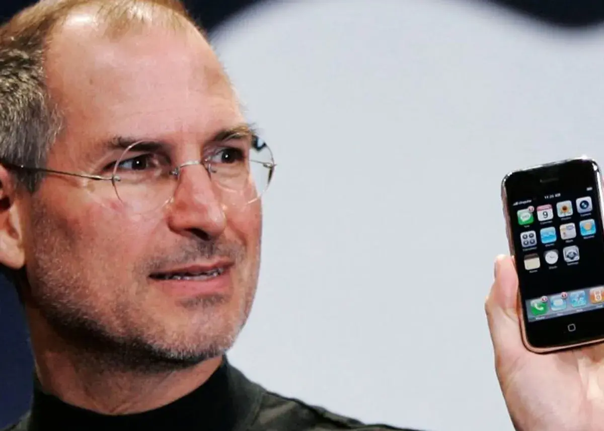 Steve Jobs prezentuje pierwszy iPhone, rewolucyjny smartfon, który zmienił świat.