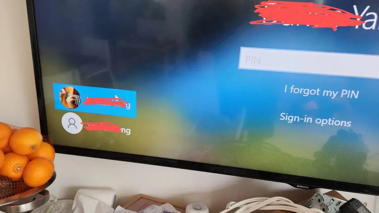 Ekran logowania Windows z polem PIN. Użytkownik może skorzystać z opcji "Zapomniałem PIN-u" lub "Opcje logowania".