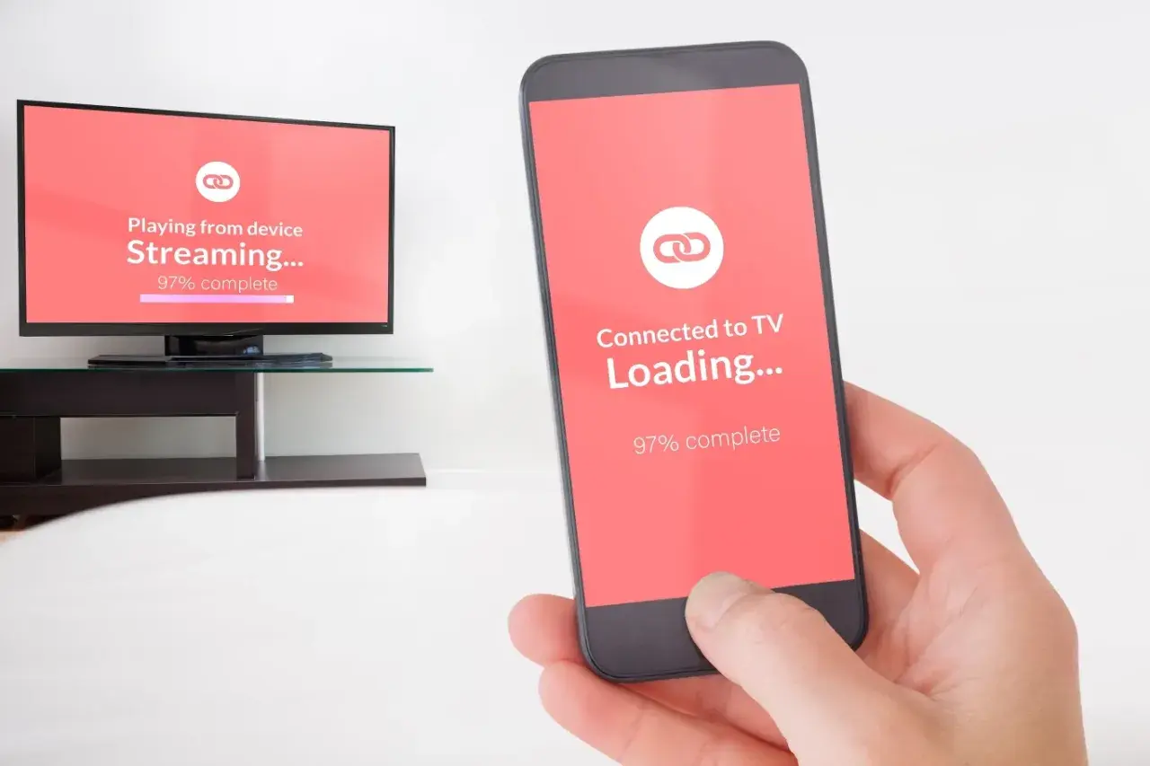 Smartfon i telewizor pokazują proces ładowania, niemal gotowe do mirroring.