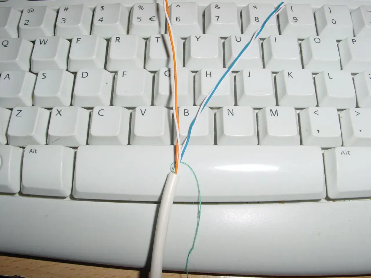 Kabel telefoniczny 4 żyłowy jak podłączyć? Pomarańczowa i niebieska żyła na klawiaturze.