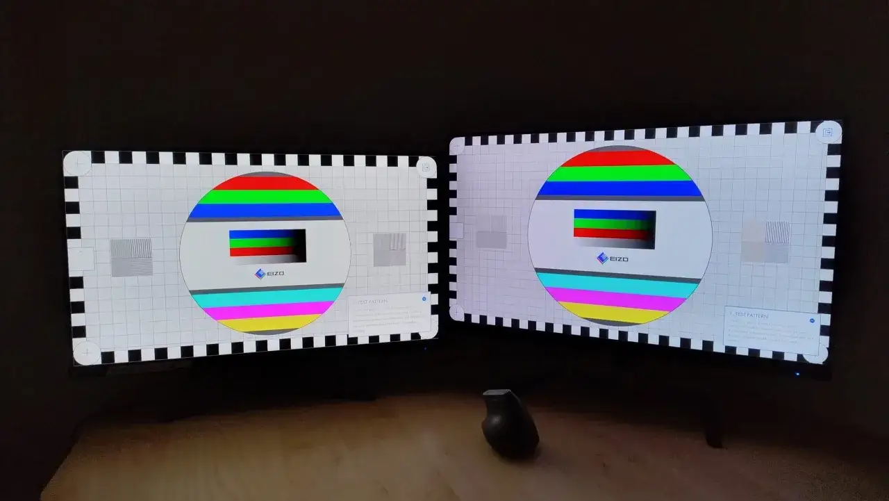 Dwa monitory EIZO z testowym wzorem kolorów. Matryca VA wyświetla idealnie okrągłe koło z pasami RGB i CMY.