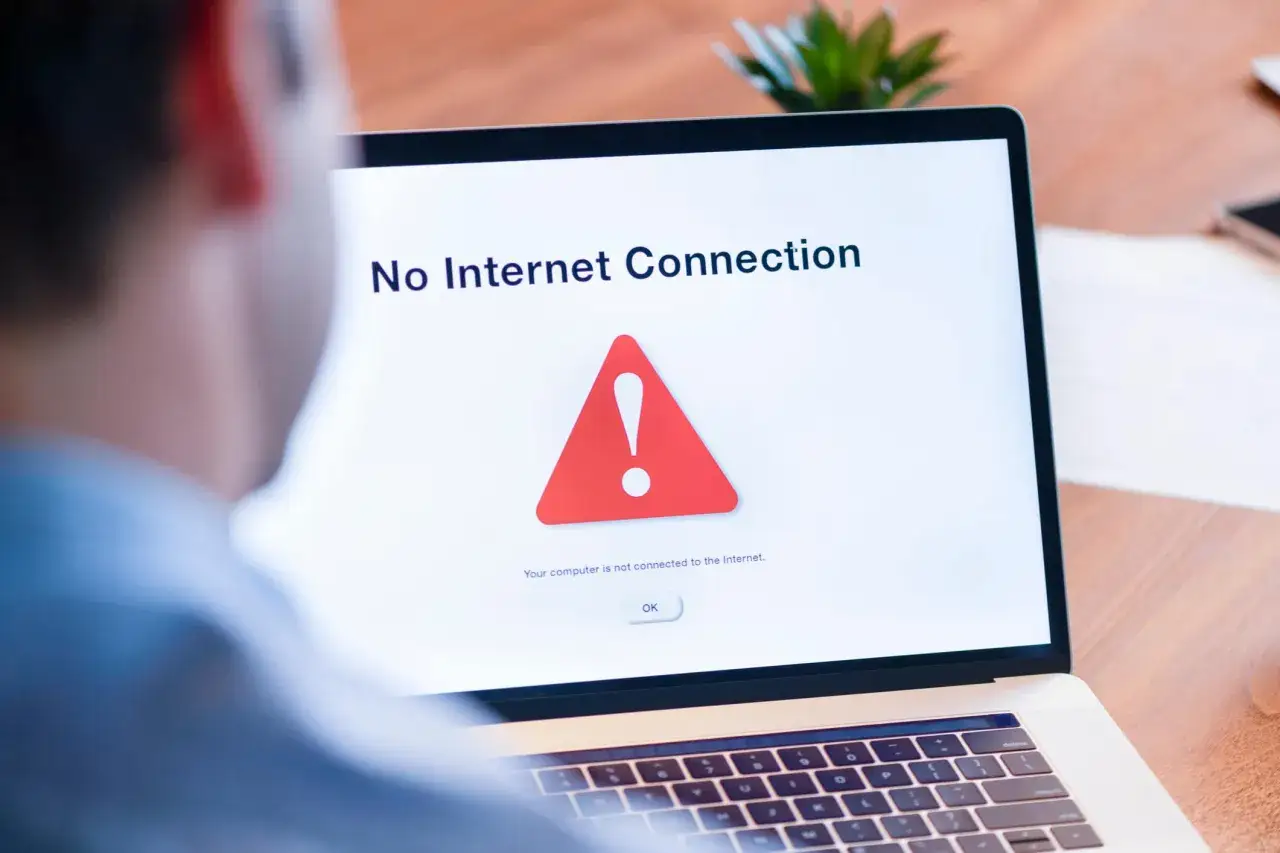 Brak połączenia z internetem na laptopie. Karta sieciowa Ethernet nie ma poprawnej konfiguracji protokołu IP.