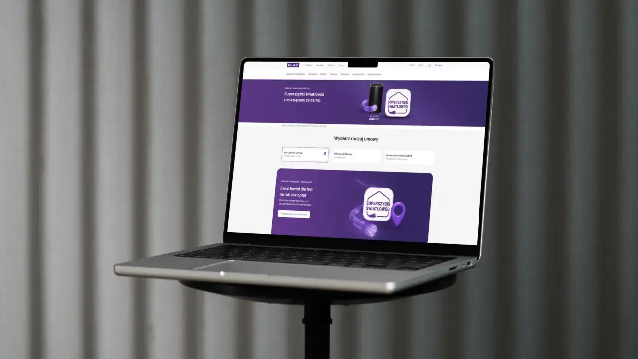 Laptop z ofertą PLAY: Superszybki światłowód dla firm. Sprawdź opinie i wybierz umowę bez zobowiązania.