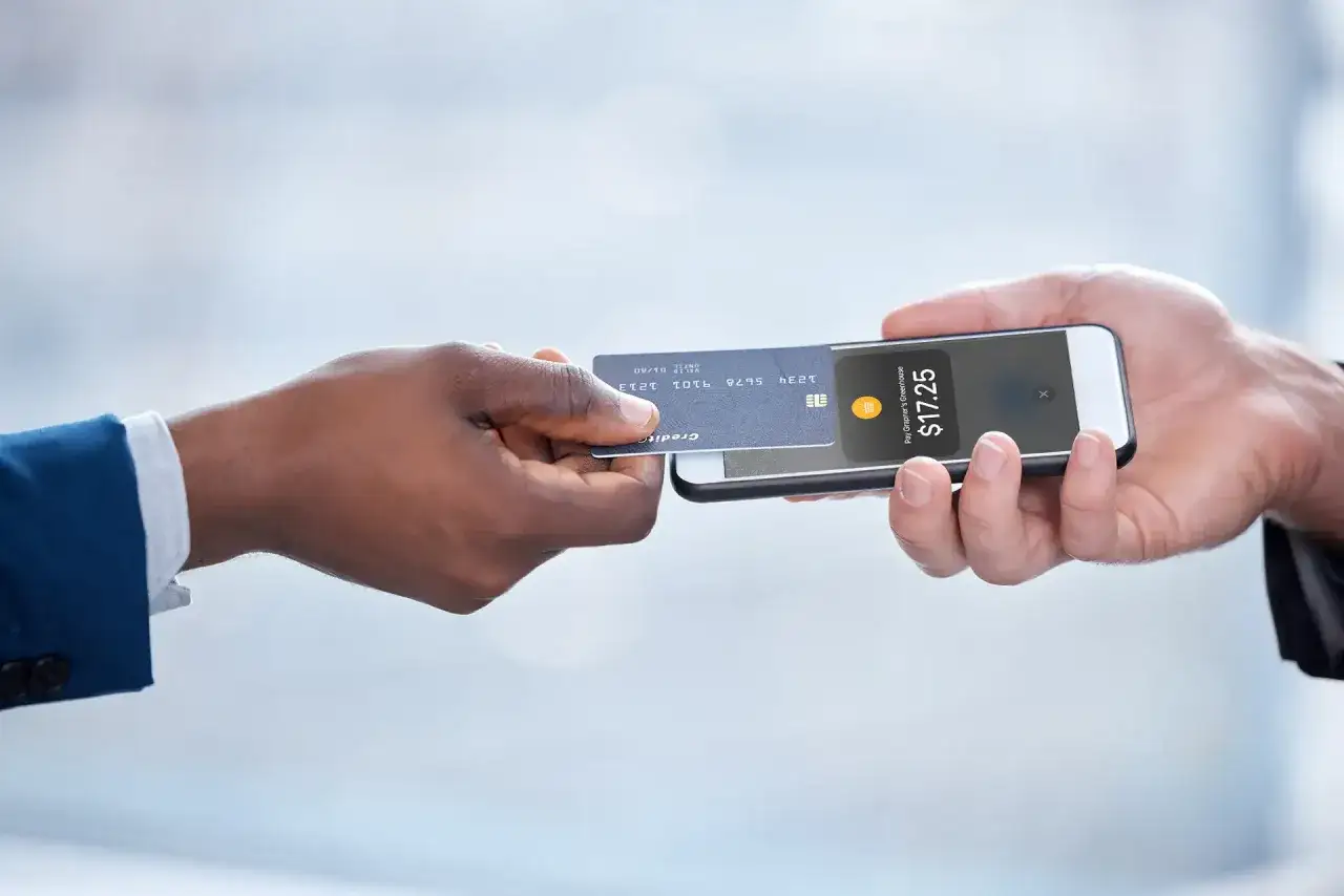 Zbliżenie na płatność zbliżeniową telefonem. Dowiedz się, jak włączyć NFC w telefonie, by płacić tak łatwo.