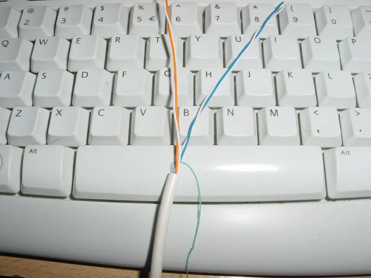 Kabel telefoniczny 4 żyłowy jak podłączyć: pomarańczowa i niebieska żyła na klawiaturze.