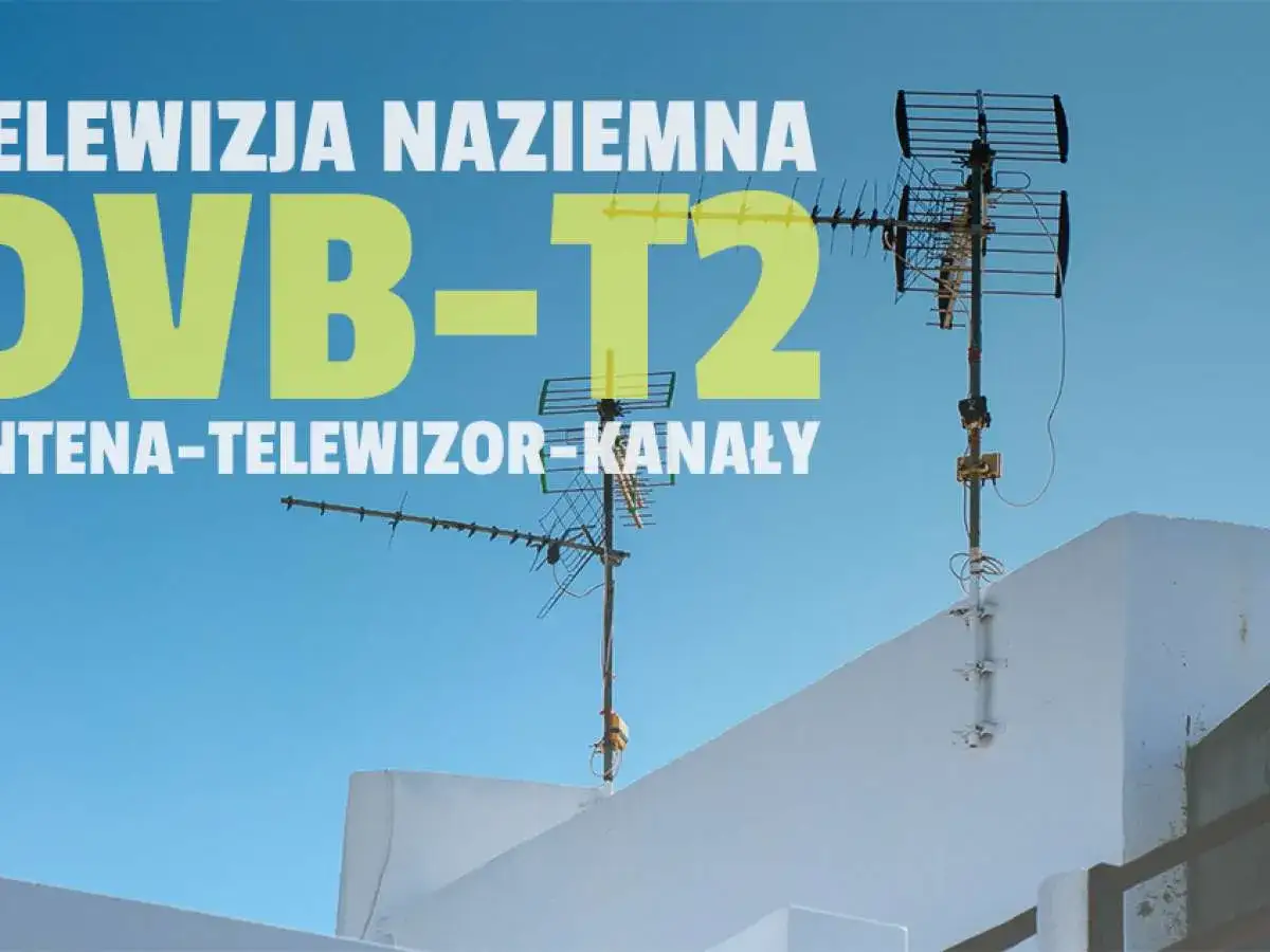 Dwie anteny naziemne na dachu, gotowe do odbioru sygnału DVB-T2. Idealne ustawienie anteny naziemnej dla najlepszych kanałów.