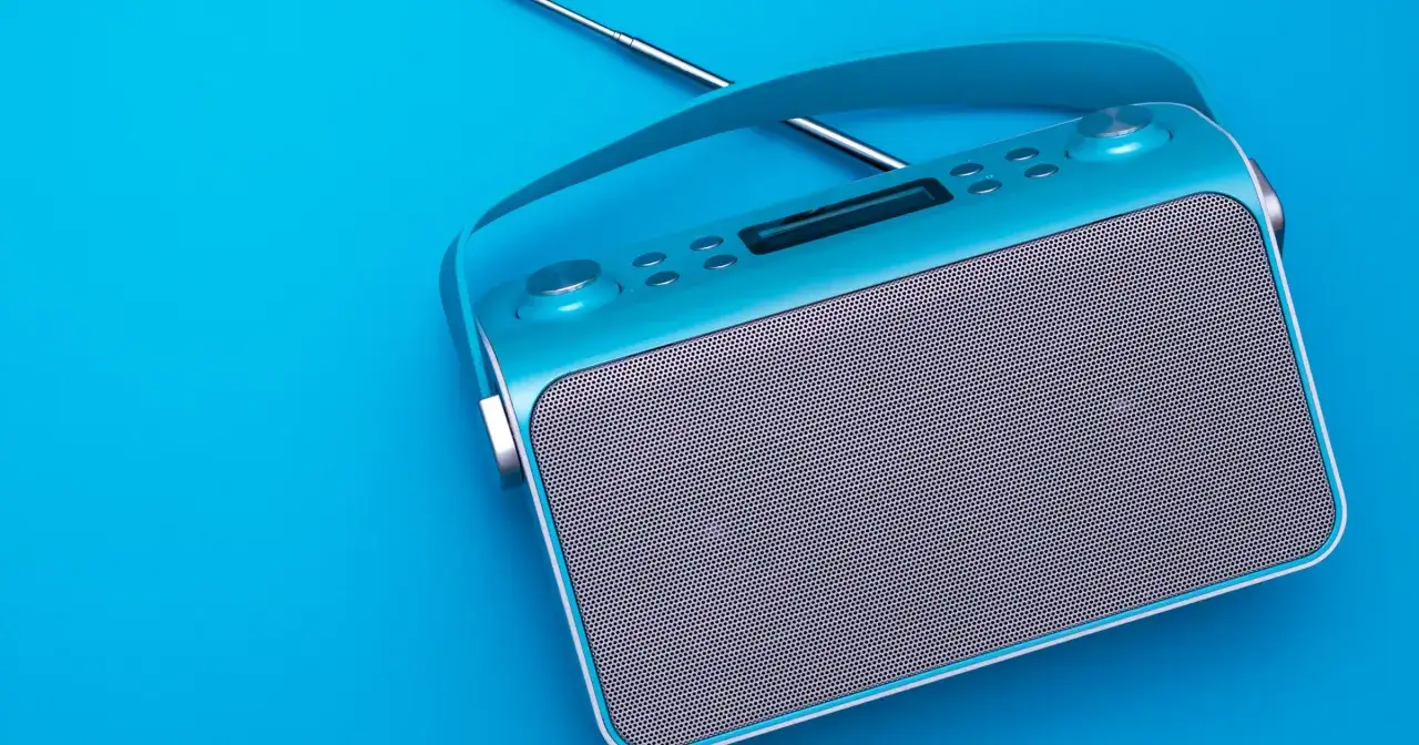 Eleganckie radio DAB w turkusowym kolorze, z wysuwaną anteną i głośnikiem. Idealne do słuchania ulubionych stacji.