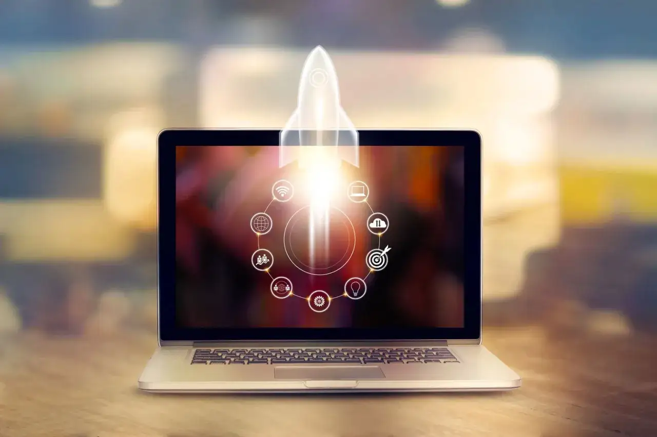 Laptop z rakietą startującą z ekranu, symbolizującą optymalizację Windows 11 i szybki rozwój. Ikony wokół rakiety reprezentują różne funkcje systemu.