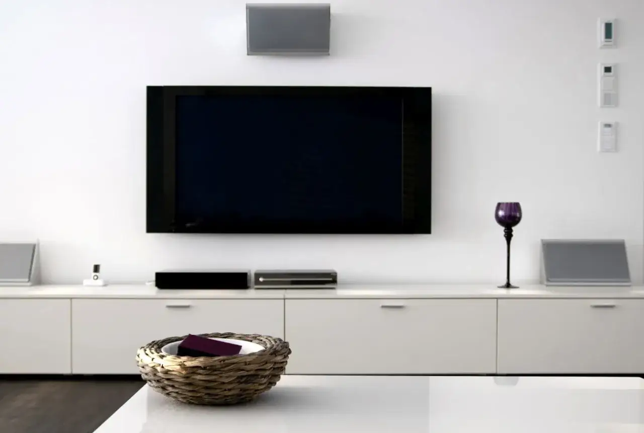 Nowoczesny salon z dużym telewizorem, idealny do tworzenia rankingu telewizorów 75 cali.