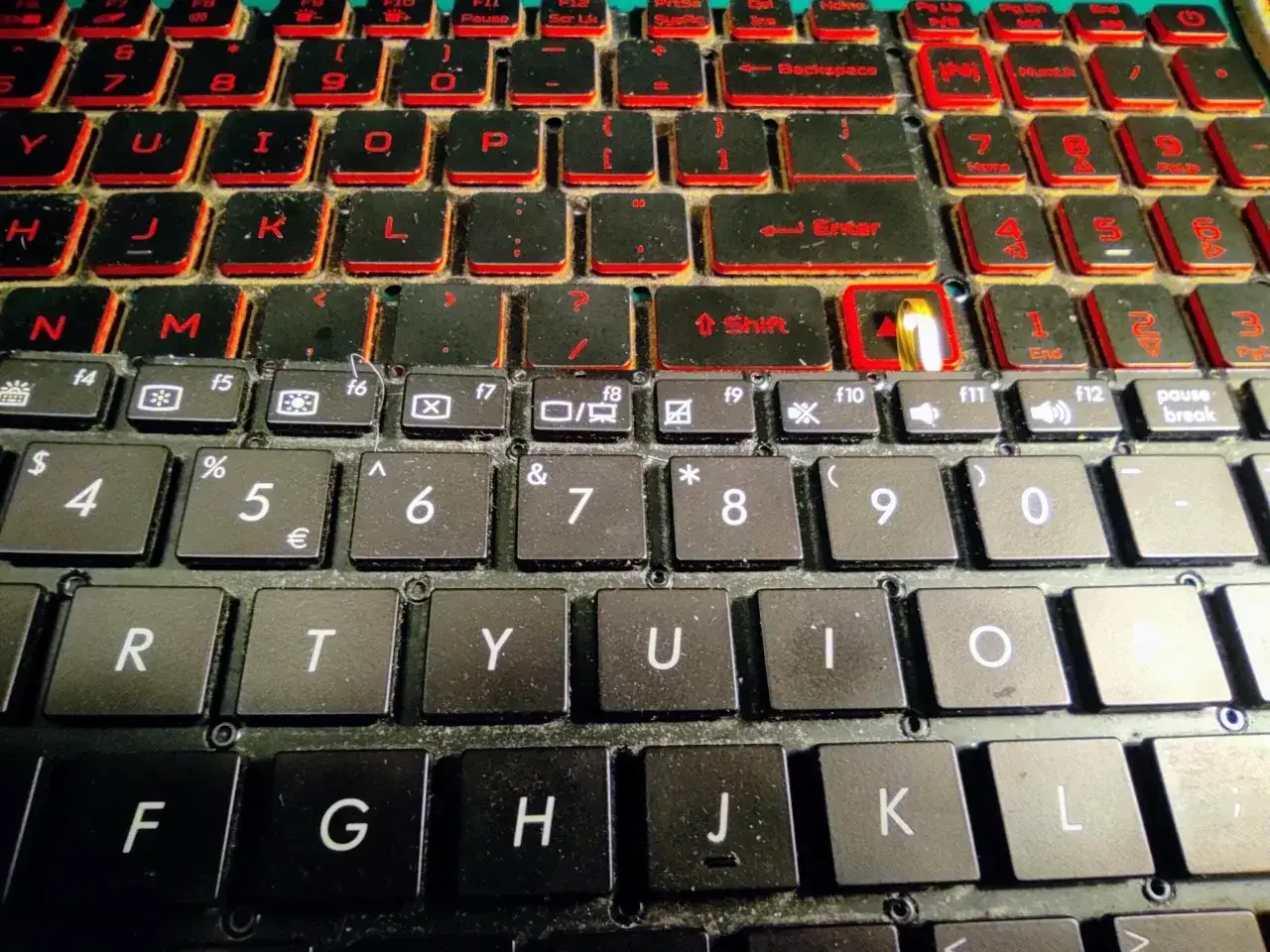Klawiatura laptopa z podświetleniem. Szukasz sposobu, jak wyłączyć klawiaturę w laptopie? Zobacz klawisze Enter, Shift i Backspace.