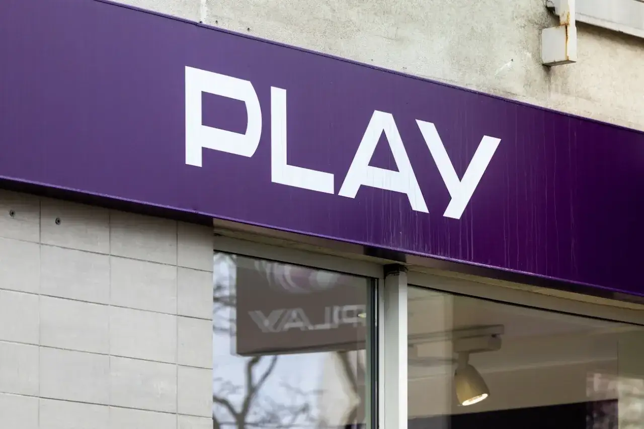 Logo PLAY na fioletowym tle. Czyżby UPC brak internetu i klienci szukają nowego operatora?