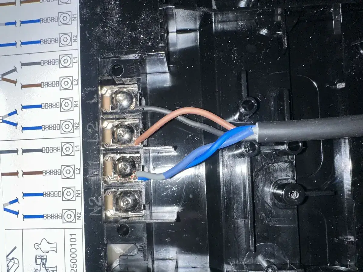 Podłączenie przewodów do płyty indukcyjnej. Brązowy i niebieski kabel podłączone do zacisków L1 i L2. Pytanie: jaki kabel do indukcji?