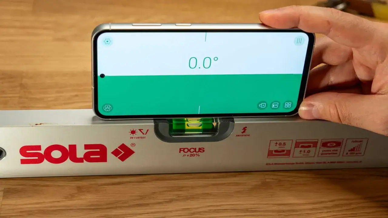 Telefon jako poziomica cyfrowa, idealnie pokazuje 0.0° na tradycyjnej libelli.