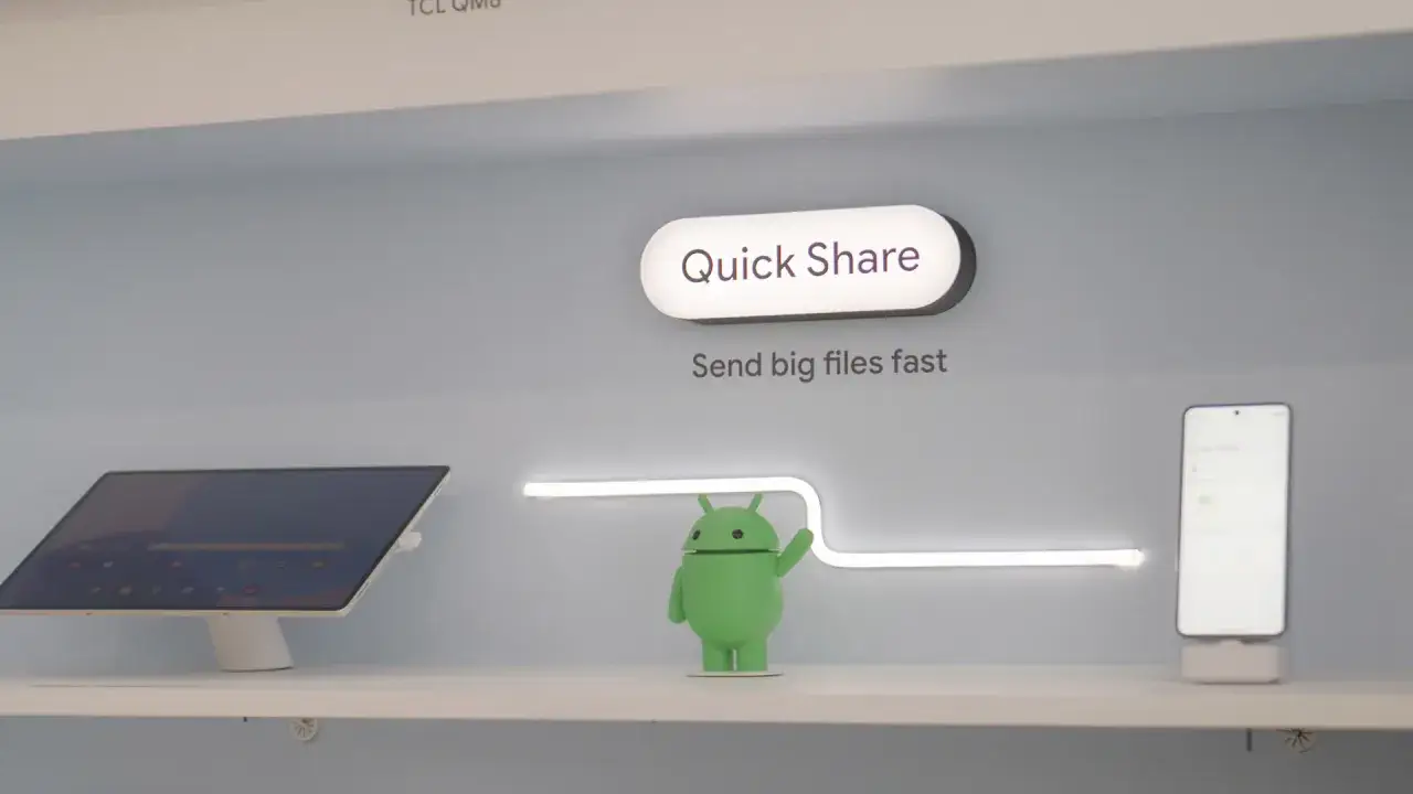 Android robot obok tabletu i telefonu, promujący funkcję 
