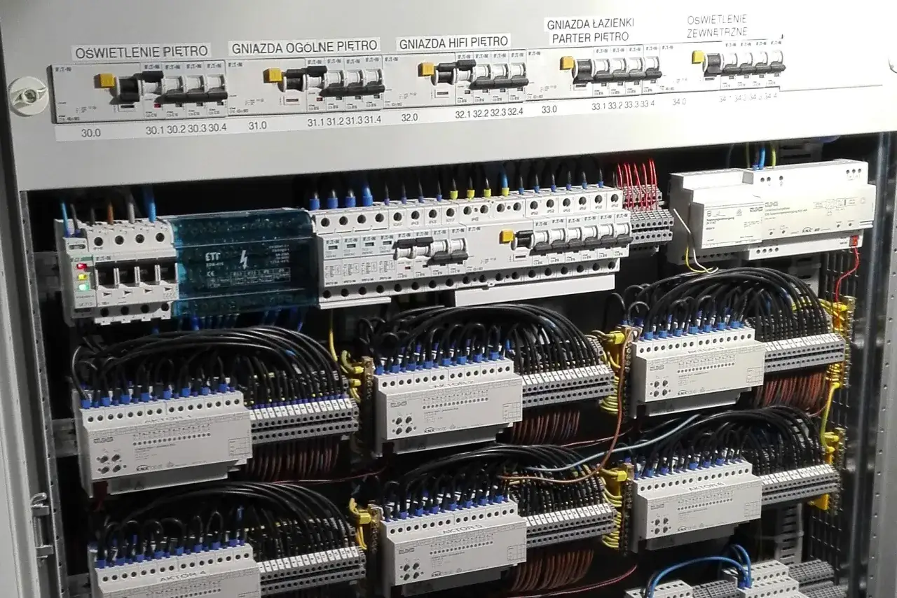 Instalacja elektryczna bezpuszkowa z modułami KNX. Widać tu rozdzielnicę z wyłącznikami i okablowaniem.