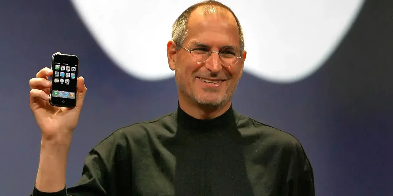 Steve Jobs prezentuje pierwszy iPhone, rewolucyjny telefon, który zmienił świat.