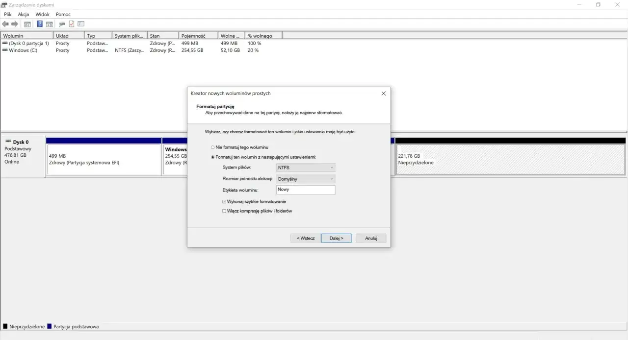 Jak podzielić dysk na partycje Windows 11? Widok Zarządzania dyskami, kreator formatowania partycji, wybór systemu plików NTFS.