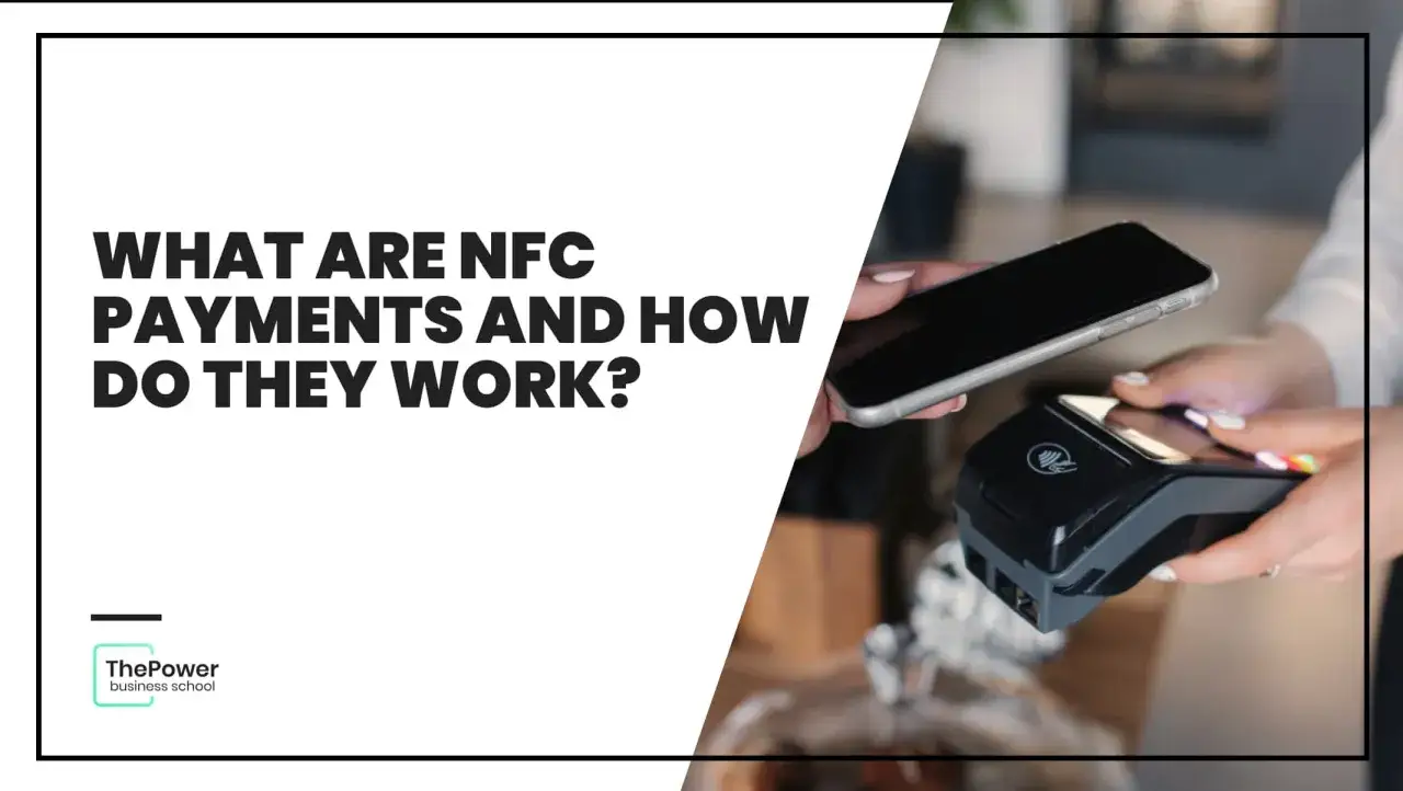 Zbliżenie na dłoń zbliżającą smartfon do terminala płatniczego, ilustrujące płatności NFC.