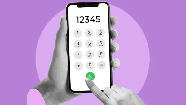 Dłoń trzyma smartfon z klawiaturą numeryczną. Palec naciska zieloną słuchawkę. Jak sprawdzić numer Orange?