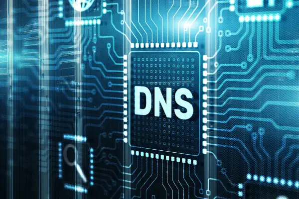 Sieć jest offline, ponieważ serwer DNS nie odpowiada. Widok na płytkę drukowaną z napisem DNS.