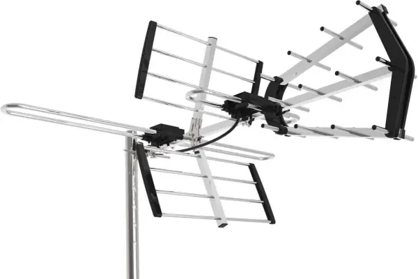 Antena do odbioru kanałów telewizji naziemnej, z elementami aluminiowymi i czarnymi mocowaniami.