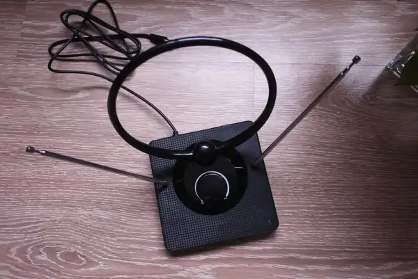 Nowoczesna, mocna antena pokojowa do telewizji naziemnej z regulacją wzmocnienia. Idealna do odbioru sygnału w domu.