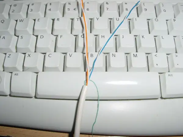 Kabel telefoniczny 4 żyłowy jak podłączyć? Pomarańczowa i niebieska żyła na klawiaturze.