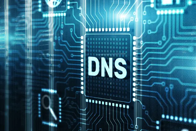 Sieć jest offline, ponieważ serwer DNS nie odpowiada. Widok na płytkę drukowaną z napisem DNS.