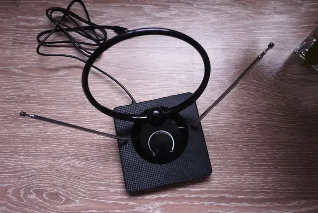 Nowoczesna, mocna antena pokojowa do telewizji naziemnej z regulacją wzmocnienia. Idealna do odbioru sygnału w domu.